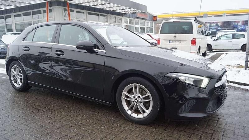 Gebraucht Mercedes A180 116 PS (85 kW) 2018 Kosmosschwarz  metalliclack Kleinwagen
