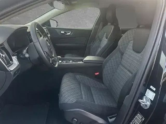 Gebraucht Volvo V60 Core 197 PS (144 kW) 2025 Onyx schwarz Kombi