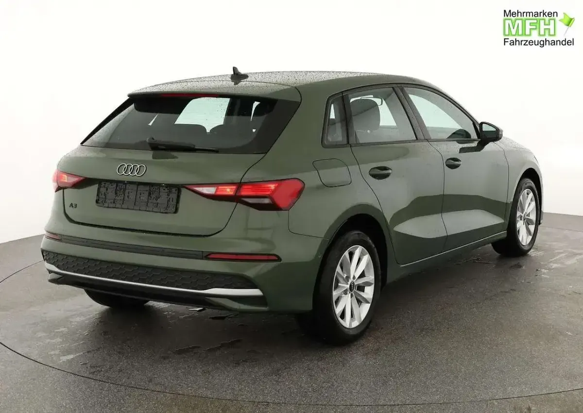 Neu Audi A3 150 PS (110 kW) 2026 Distrikt grün metallic Limousine