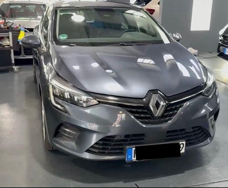 Grau Gebraucht 2021 Renault Clio V Intens Limousine | 8.999 € (Superpreis) - Bild 1/4