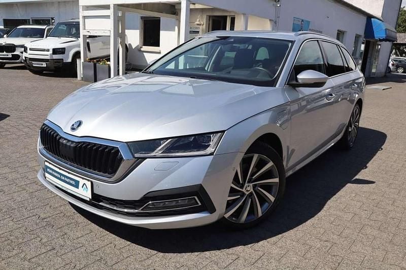 Brilliant silver metallic Gebraucht 2021 Skoda Octavia Style Kombi | 21.920 € (Fairer Preis) - Bild 1/2