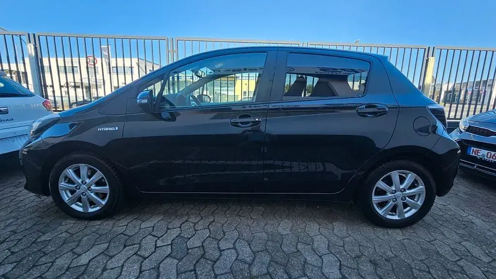 Gebraucht Toyota Yaris Hybrid Edition 75 PS (55 kW) 2014 Schwarz Limousine