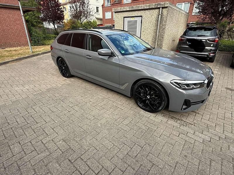 Grau Gebraucht 2021 BMW 520 Kombi | 29.000 € (Superpreis) - Bild 1/4