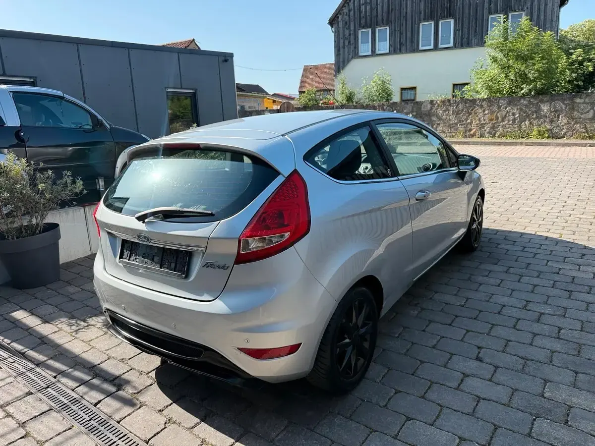 Gebraucht Ford Fiesta Ghia 82 PS (60 kW) 2008 Silber Kleinwagen