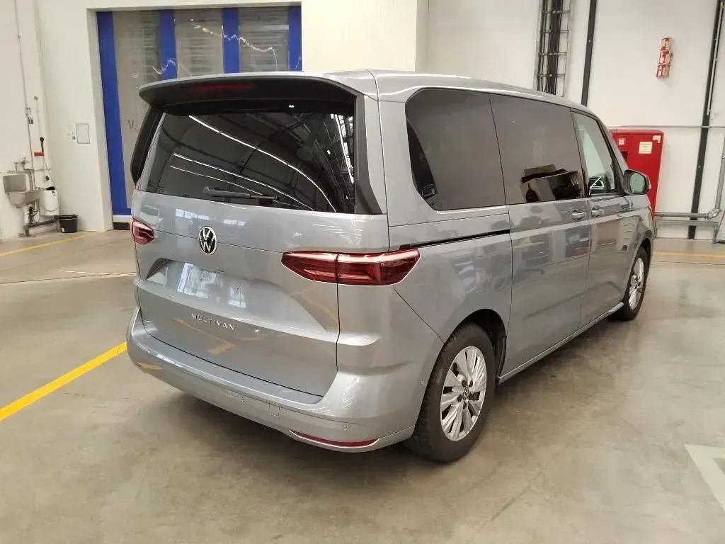 Gebraucht VW Multivan Basis 150 PS (110 kW) 2024 Monosilber Van / Kleinbus