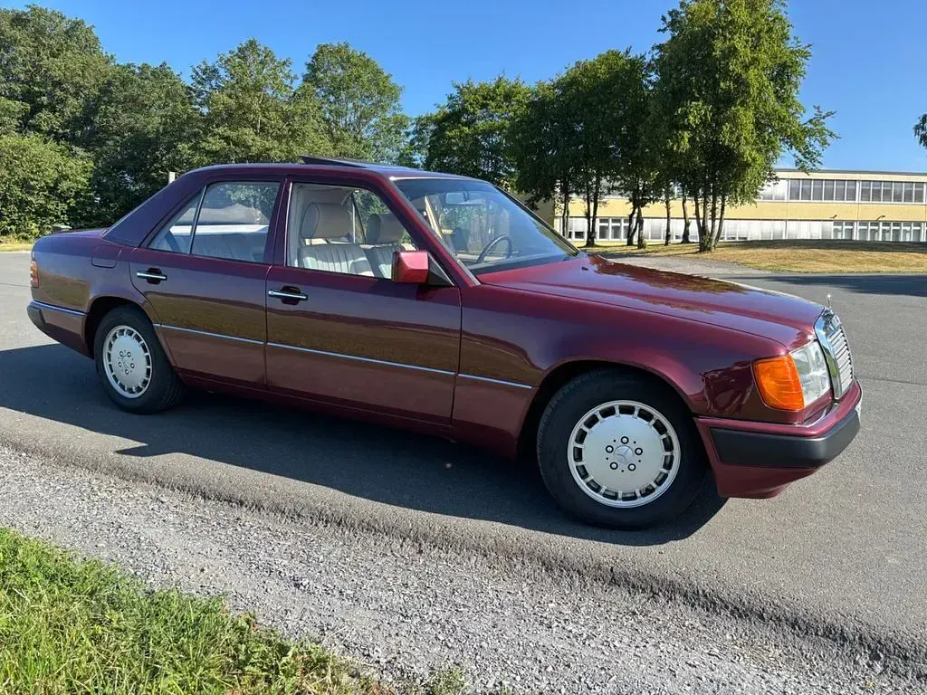 Gebraucht Mercedes E230 132 PS (97 kW) 1990 Rot Limousine