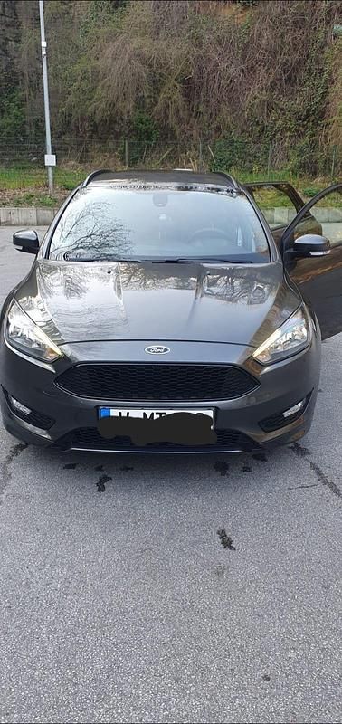 Braun Gebraucht 2018 Ford Focus Kombi | 12.000 € (Etwas zu teuer) - Bild 1/4