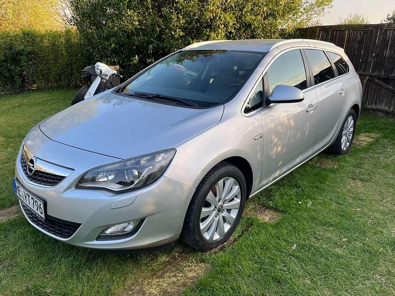 Silber Gebraucht 2011 Opel Astra Sport Kombi | 2.990 € (Fairer Preis) - Bild 1/4