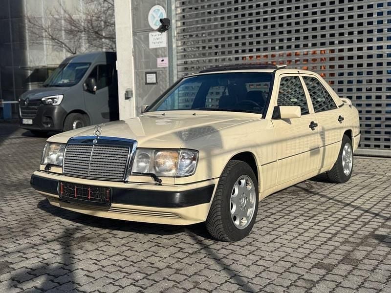 Gelb Gebraucht 1991 Mercedes E230 Limousine | 6.900 € - Bild 1/4