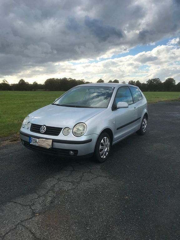 Silber Gebraucht 2002 VW Polo Comfortline Limousine | 600 € (Fairer Preis) - Bild 1/4