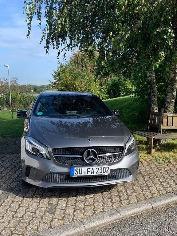 Grau Gebraucht 2017 Mercedes A200 Urban Limousine | 12.500 € (Guter Preis) - Bild 1/2