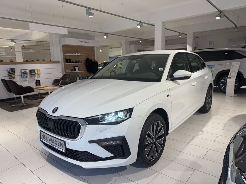 Weiß Gebraucht 2022 Skoda Scala Drive Kleinwagen | 26.799 € - Bild 1/4