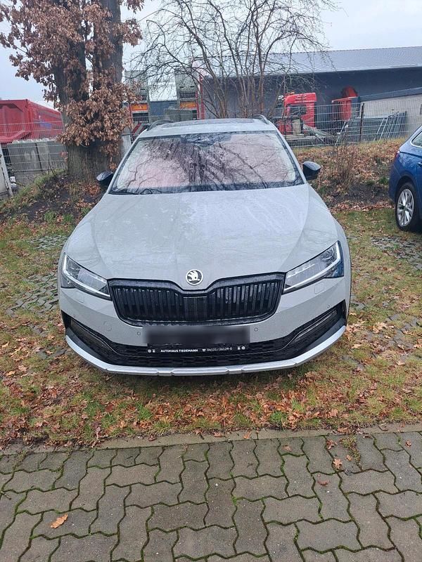 Grau Gebraucht 2022 Skoda Superb Kombi | 35.000 € (Etwas zu teuer) - Bild 1/4