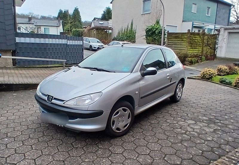 Gebraucht Peugeot 206 60 PS (44 kW) 2003 Silber Kleinwagen