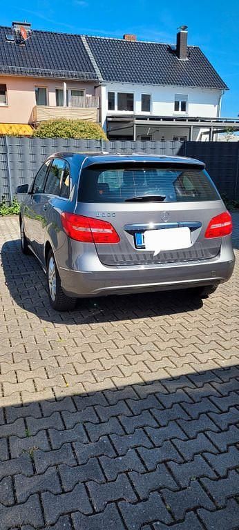 Grau Gebraucht 2013 Mercedes 200 Limousine | 12.300 € (Fairer Preis) - Bild 1/4