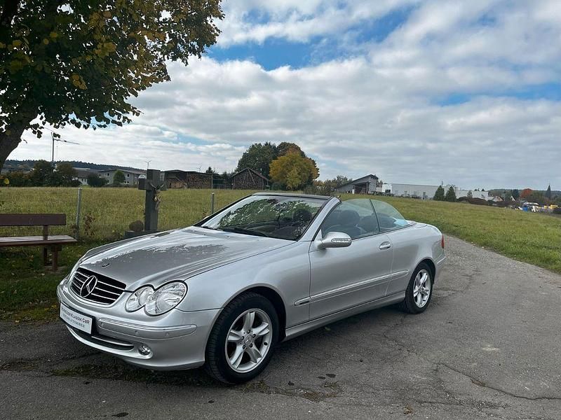 Silber Gebraucht 2003 Mercedes CLK320 Avantgarde Cabrio | 13.999 € - Bild 1/4