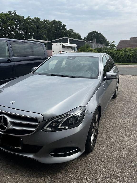 Grau Gebraucht 2014 Mercedes 220 Limousine | 13.599 € - Bild 1/4