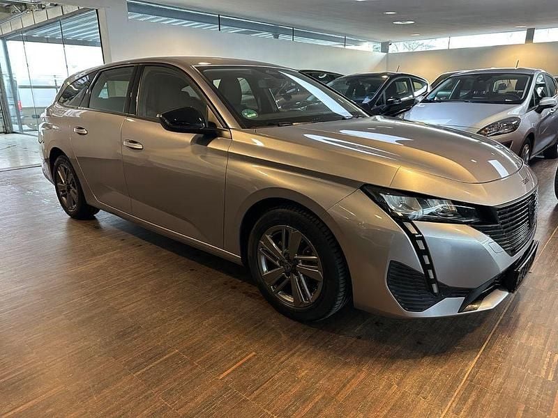 Grau Gebraucht 2022 Peugeot 308 SW Active Kombi | 15.900 € (Guter Preis) - Bild 1/4