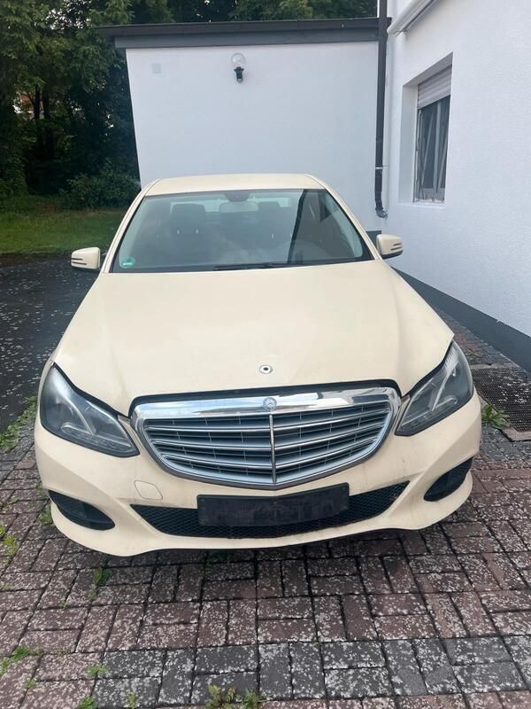 Beige Gebraucht 2013 Mercedes E200 Limousine | 3.500 € - Bild 1/4