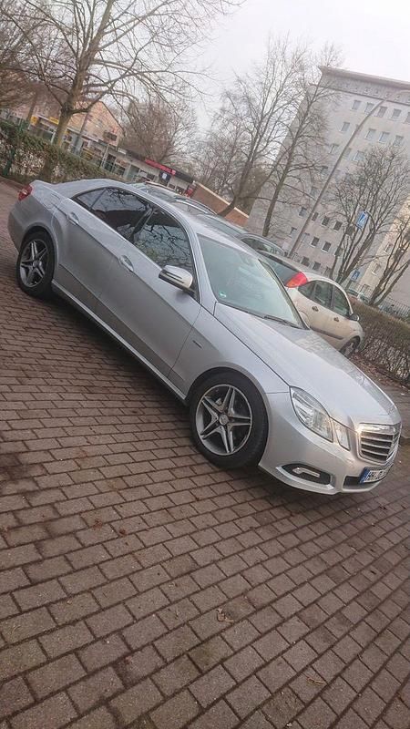 Schwarz Gebraucht 2010 Mercedes 220 Avantgarde Limousine | 9.000 € - Bild 1/4