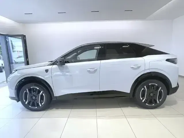Gebraucht Peugeot e-3008 GT 157 kW (214 PS) 2024 Gruen reflex metfa SUV