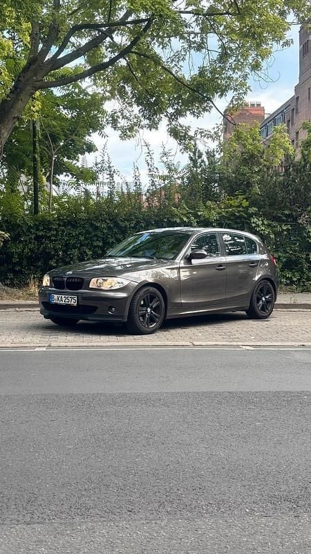 Braun Gebraucht 2005 BMW 118 Kleinwagen | 3.300 € (Guter Preis) - Bild 1/4
