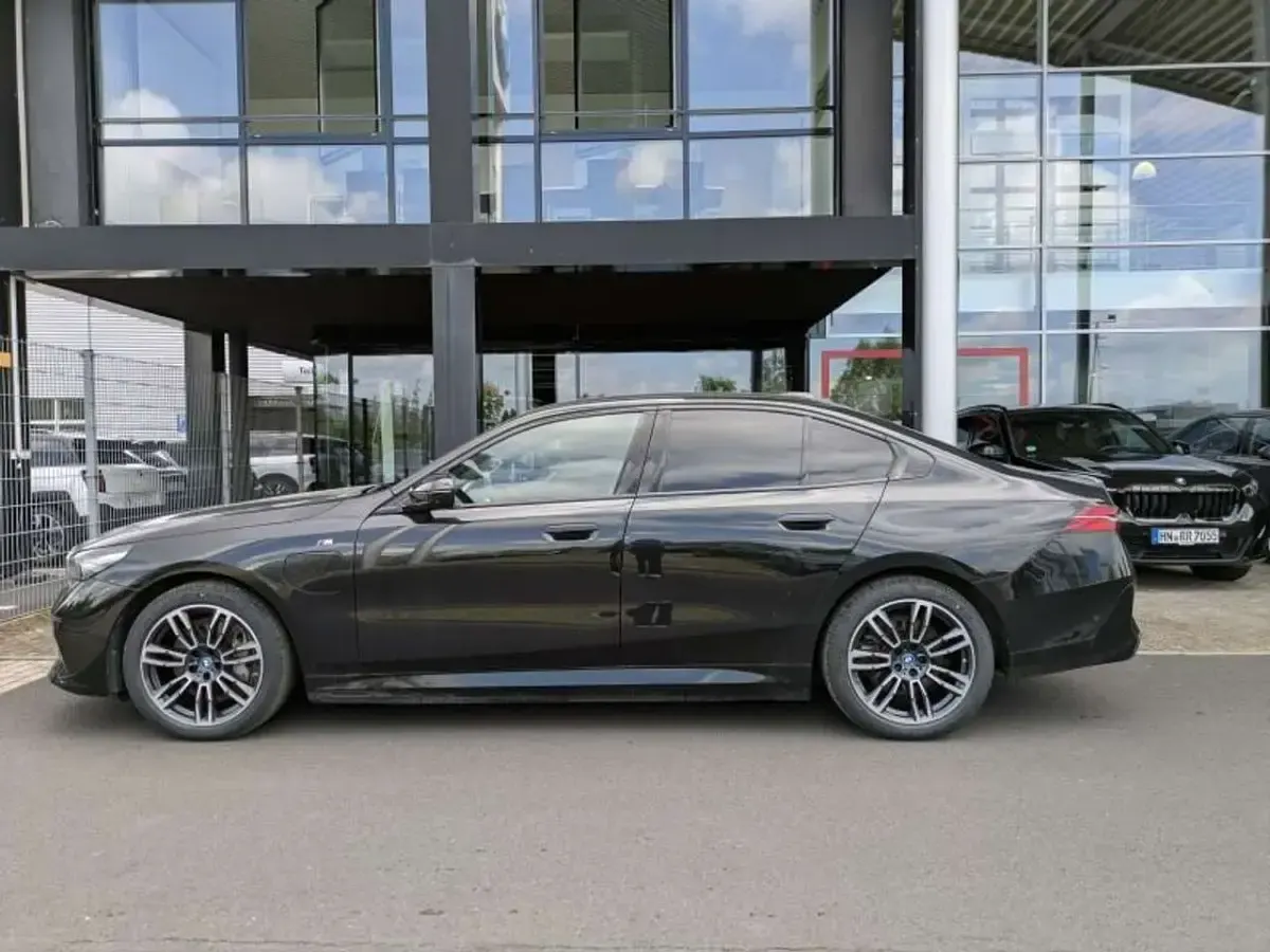 Gebraucht BMW 550e M Sport 489 PS (359 kW) 2024 Schwarz Limousine