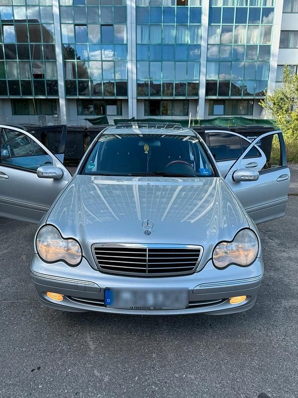 Grau Gebraucht 2005 Mercedes C180 Avantgarde Limousine | 3.500 € (Fairer Preis) - Bild 1/4