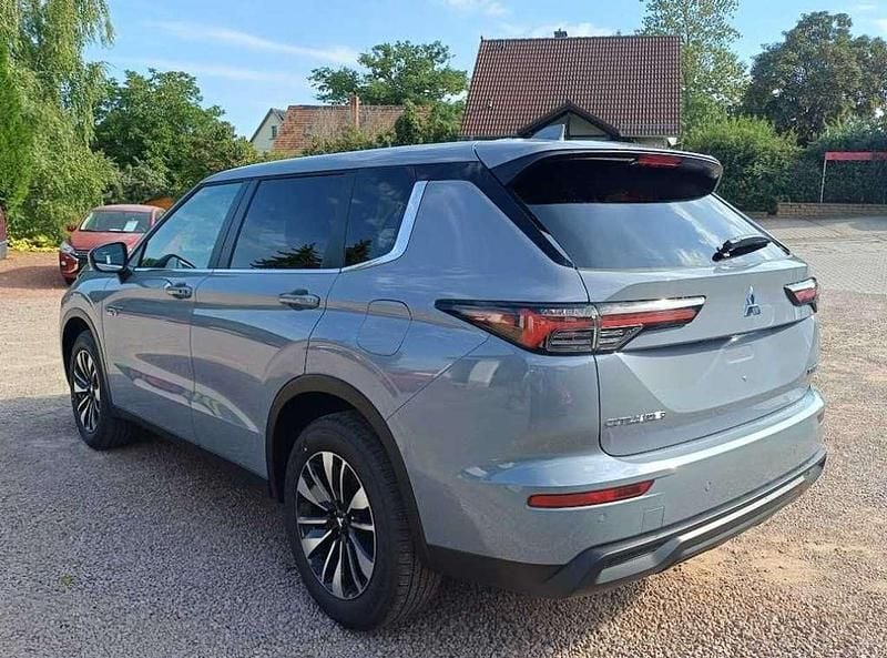 Neu Mitsubishi Outlander P-HEV Plus 306 PS (225 kW) 2025 Mondsteingrau SUV
