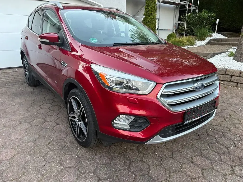Gebraucht Ford Kuga Titanium 179 PS (131 kW) 2017 Rot SUV