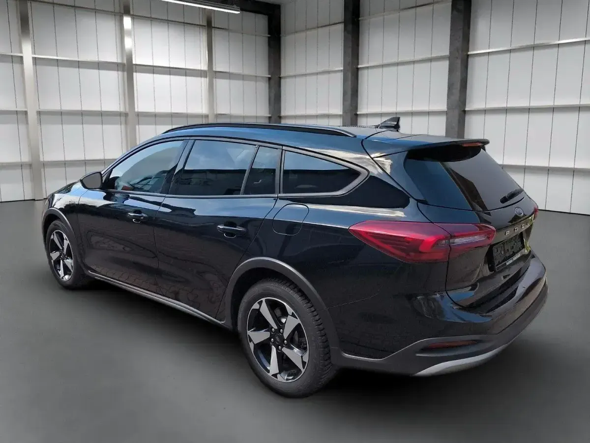 Gebraucht Ford Focus Active X 125 PS (91 kW) 2023 Schwarz Kombi