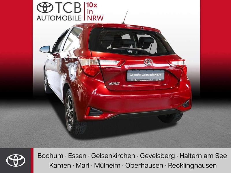 Gebraucht Toyota Yaris Basis 111 PS (81 kW) 2018 Tokiorot perleffekt Kleinwagen