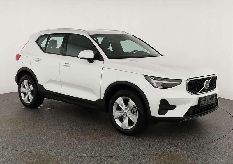 Crystal white perlglanz... Neu 2025 Volvo XC40 Core SUV | 37.045 € (Superpreis) - Bild 1/4