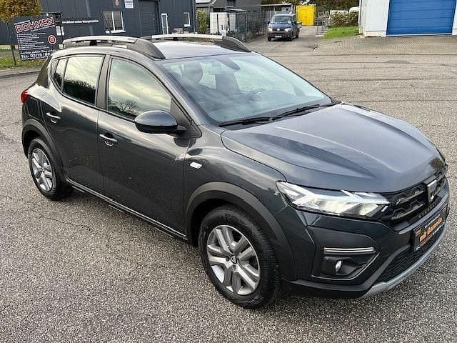 Grau Gebraucht 2021 Dacia Sandero Comfort SUV | 10.490 € (Superpreis) - Bild 1/4