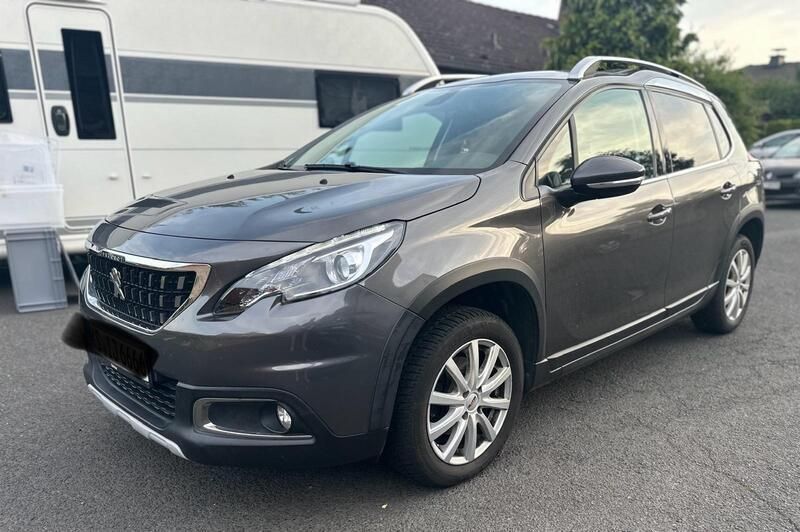 Grau Gebraucht 2019 Peugeot 2008 Allure SUV | 10.488 € (Superpreis) - Bild 1/4