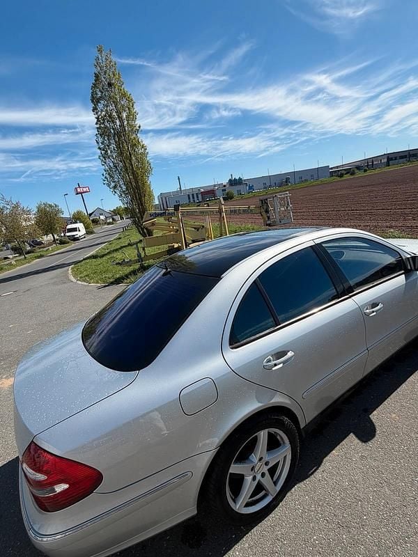 Second-hand Mercedes E500 306 CP (225 kW) 2003 Argintiu Berlinǎ