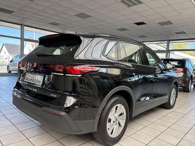 Gebraucht VW Tiguan 131 PS (96 kW) 2025 Schwarz metallic SUV
