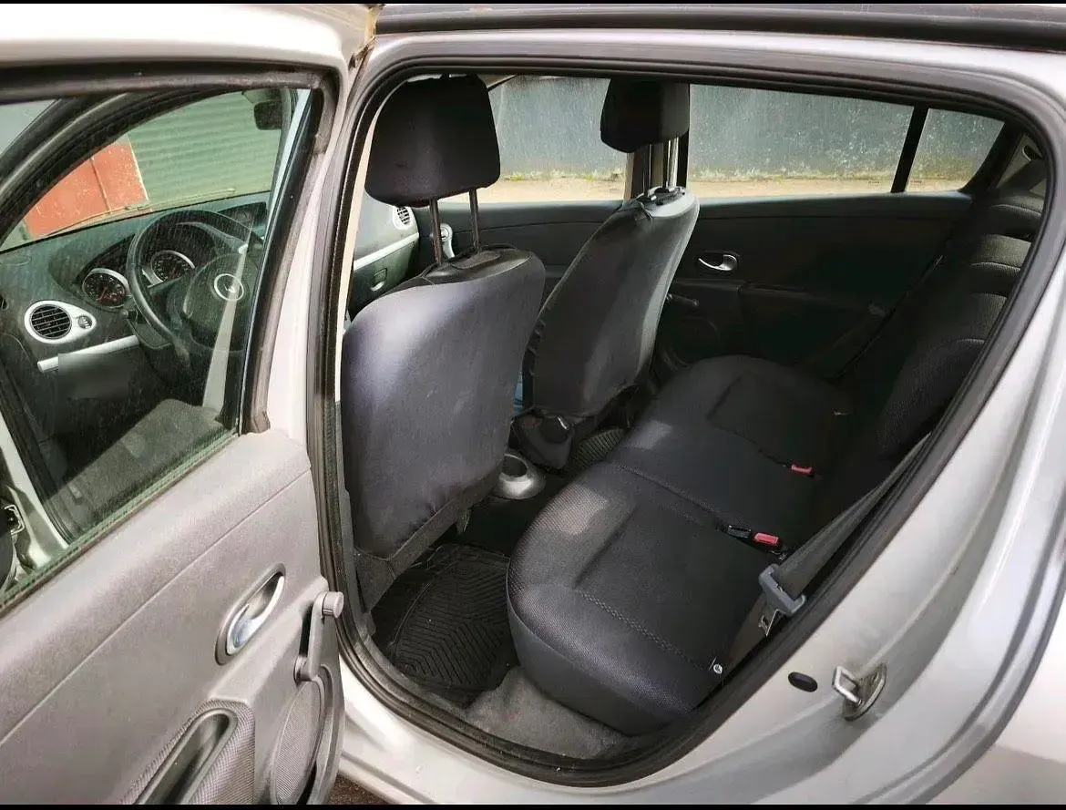 Używany Renault Clio II Dynamique 107 KM (78 kW) 2006 Srebrny Sedan/Limuzyna