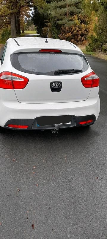 Gebraucht Kia Rio 86 PS (63 kW) 2013 Weiß Limousine
