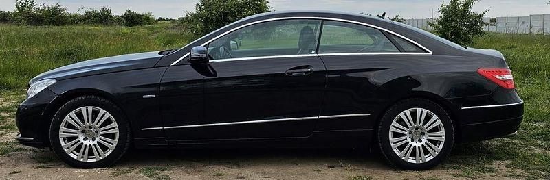 Schwarz Gebraucht 2010 Mercedes E200 Coupé | 10.700 € (Fairer Preis) - Bild 1/4