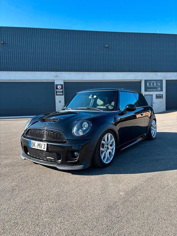 Schwarz Gebraucht 2011 Mini John Cooper Works Kleinwagen | 8.390 € (Fairer Preis) - Bild 1/4
