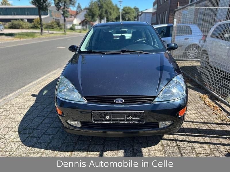 Blau Gebraucht 2001 Ford Focus Ghia Limousine | 1.700 € (Fairer Preis) - Bild 1/4