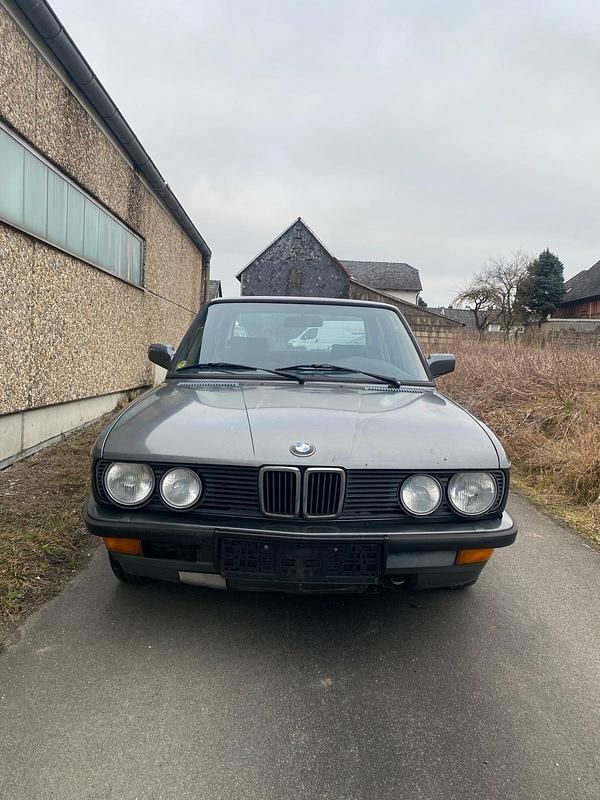 Gebraucht BMW 520 129 PS (94 kW) 1987 Grau Limousine