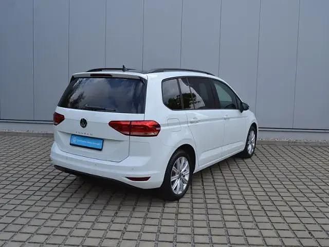 Gebraucht VW Touran Highline 150 PS (110 kW) 2024 Weiß (pure white) Van / Kleinbus