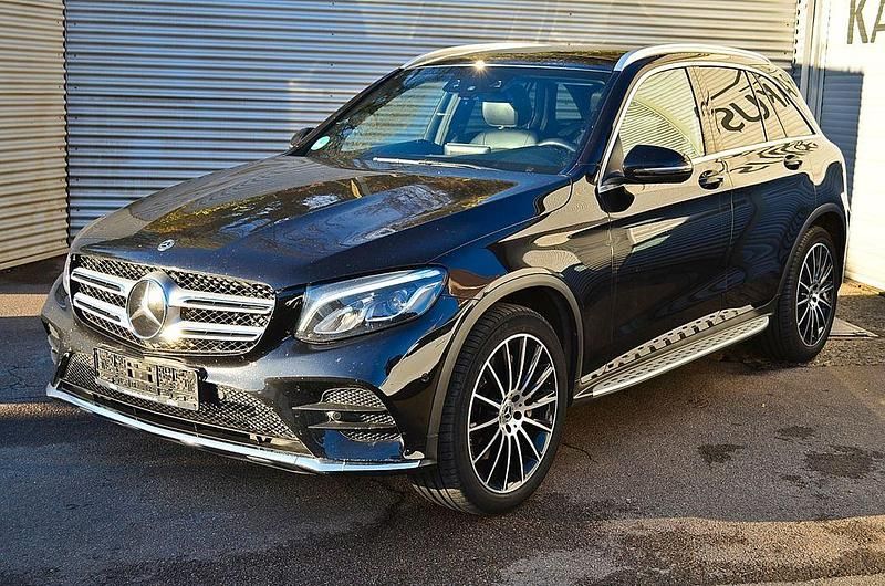 Obsidianschwarz metalliclack Gebraucht 2018 Mercedes GLC350 AMG line SUV | 20.490 € (Fairer Preis) - Bild 1/4