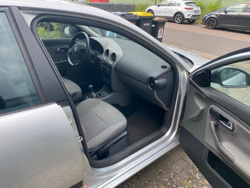 Grau Gebraucht 2004 Seat Ibiza Kleinwagen | 350 € (Superpreis) - Bild 1/4