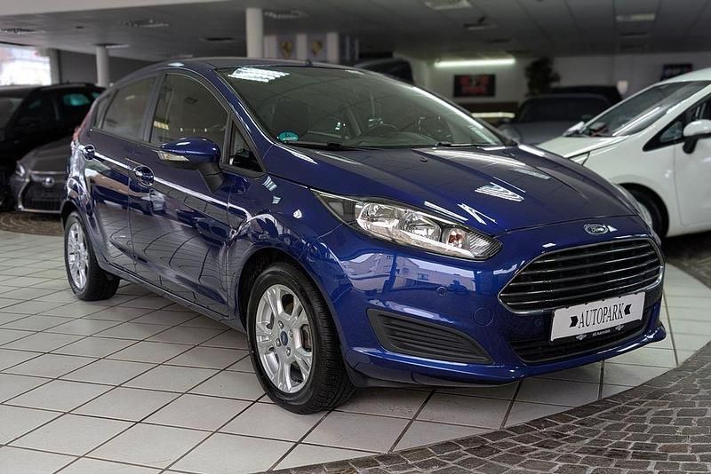 Gebraucht Ford Fiesta Trend 101 PS (74 kW) 2014 Blau Limousine