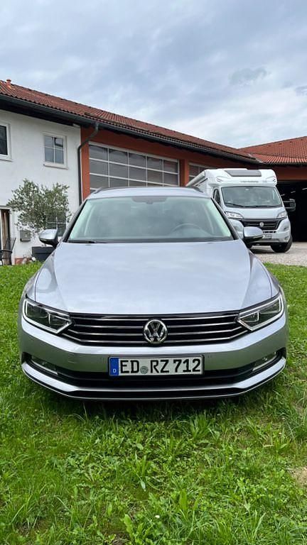 Silber Gebraucht 2018 VW Passat Comfortline Kombi | 16.000 € (Etwas zu teuer) - Bild 1/4