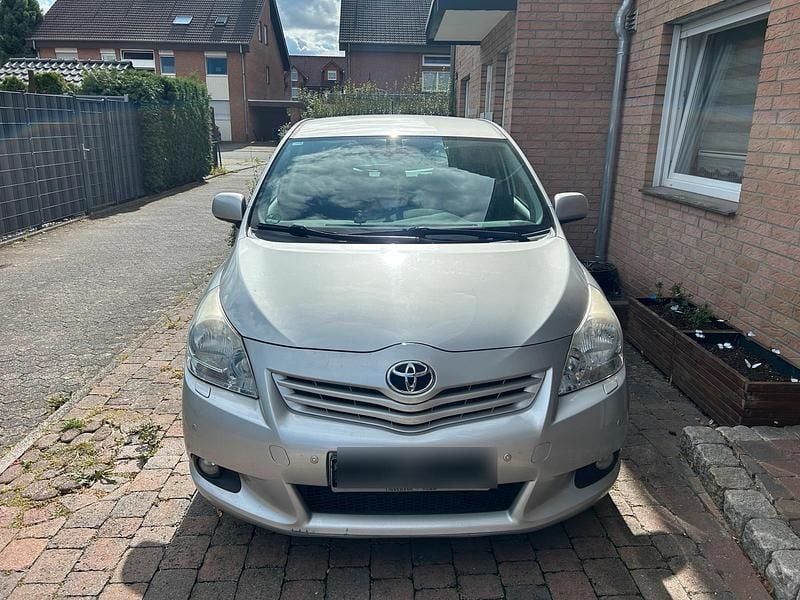 Silber Gebraucht 2011 Toyota Verso Van / Kleinbus | 4.000 € (Superpreis) - Bild 1/4