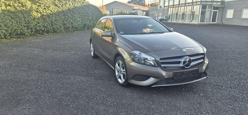 Monolithgrau Gebraucht 2013 Mercedes A200 Limousine | 8.490 € (Superpreis) - Bild 1/4